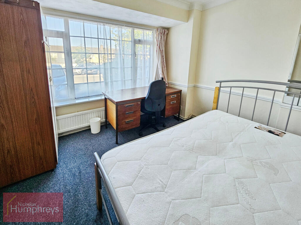 Bright double room with bay window — student accommodation Hatfield AL10