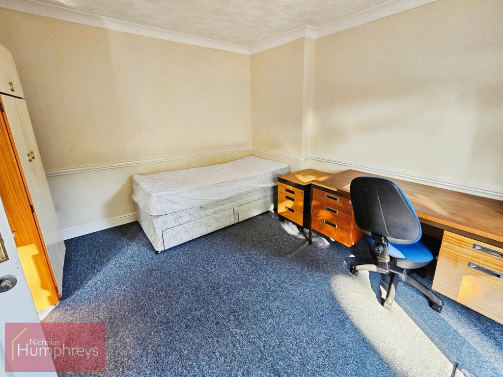 Single study room with desk — student room to rent Hatfield